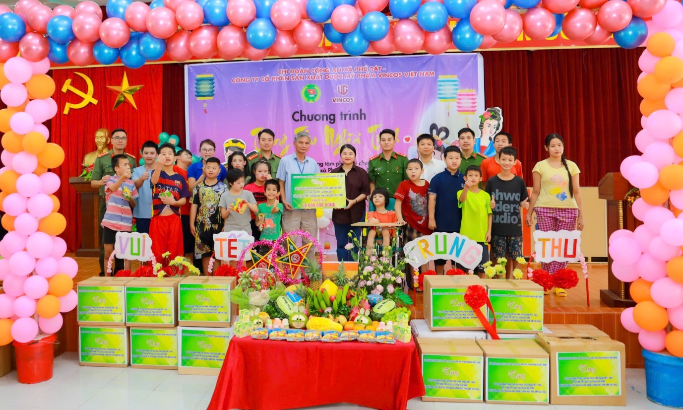 Vincos và Chi đoàn Công an xã Phú Cát trao quà Trung thu nghĩa tình, mang mùa trăng ấm áp đến thiếu nhi khuyết tật Trung tâm Việt Hàn